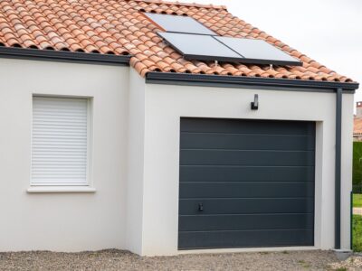 Modern,House,Facade,With,Closed,Garage,Door,Shutter,With,Solar